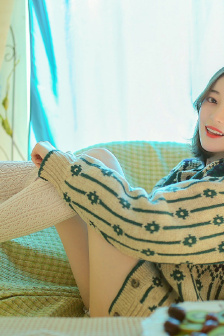年轻的女老师在线观看